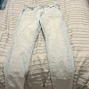 light wash size 6 women’s american eagle mom jeans. selling for $25
